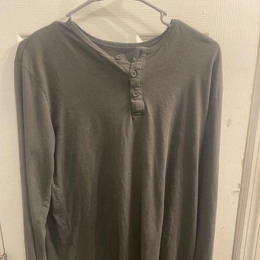 Gray Long Sleeve Henley Shirt. Men’s true classic tee medium carbon